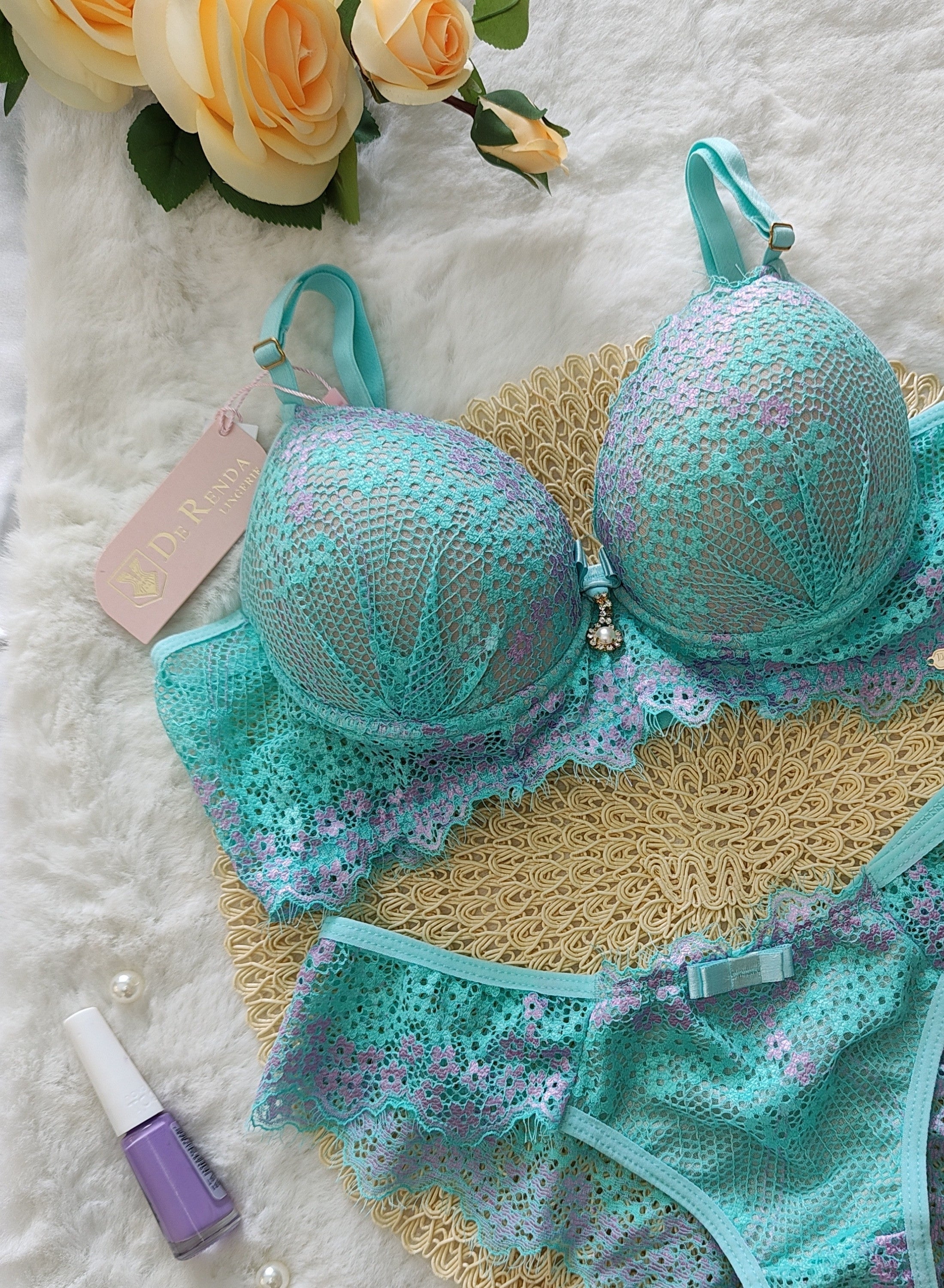 Conjunto Sophia em Renda Chantily e Acessórios Banhados a Ouro