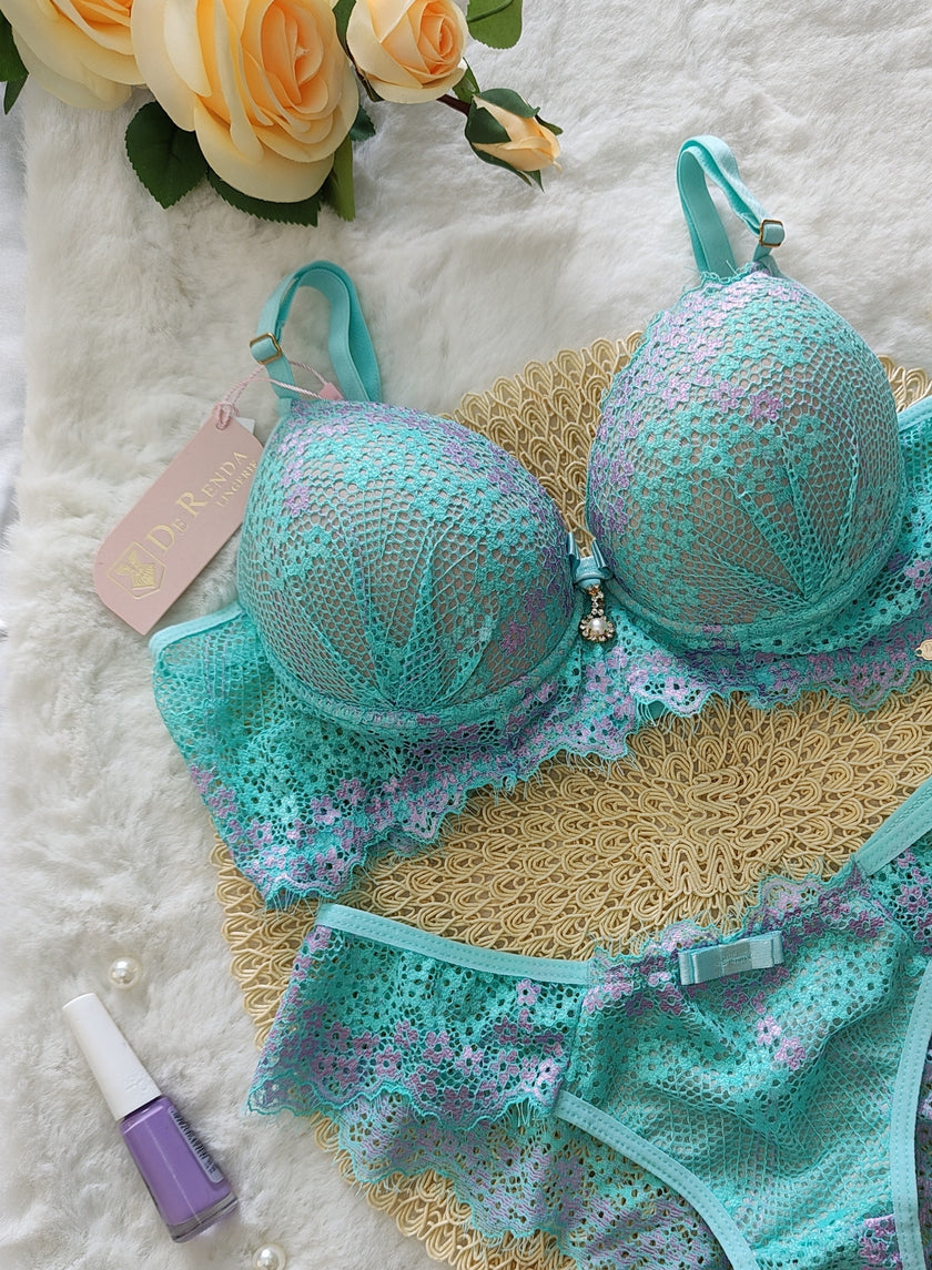 Conjunto Sophia em Renda Chantily e Acessórios Banhados a Ouro