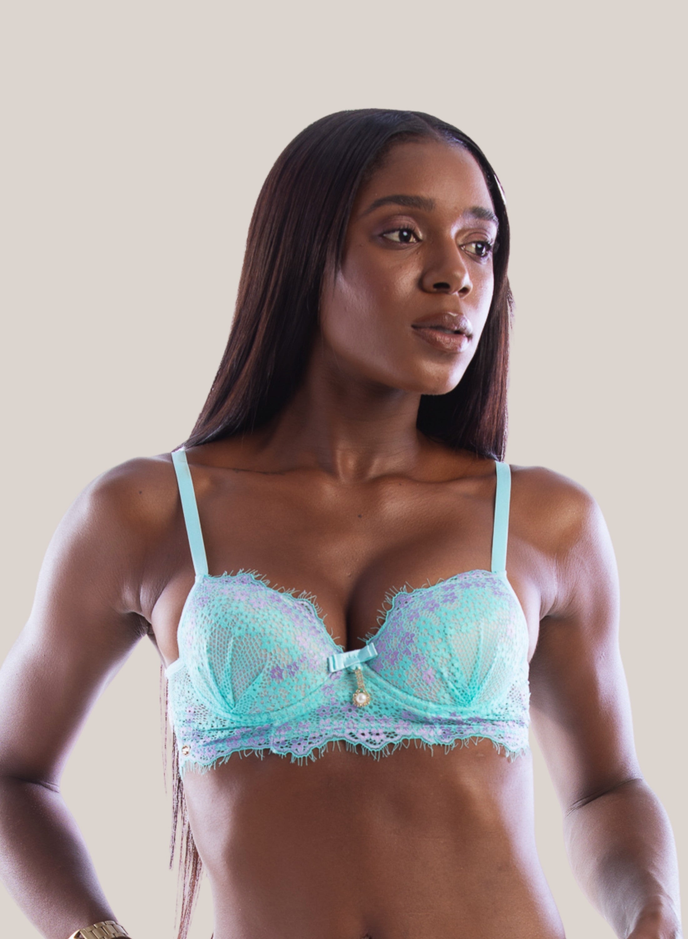 Conjunto Sophia em Renda Chantily e Acessórios Banhados a Ouro