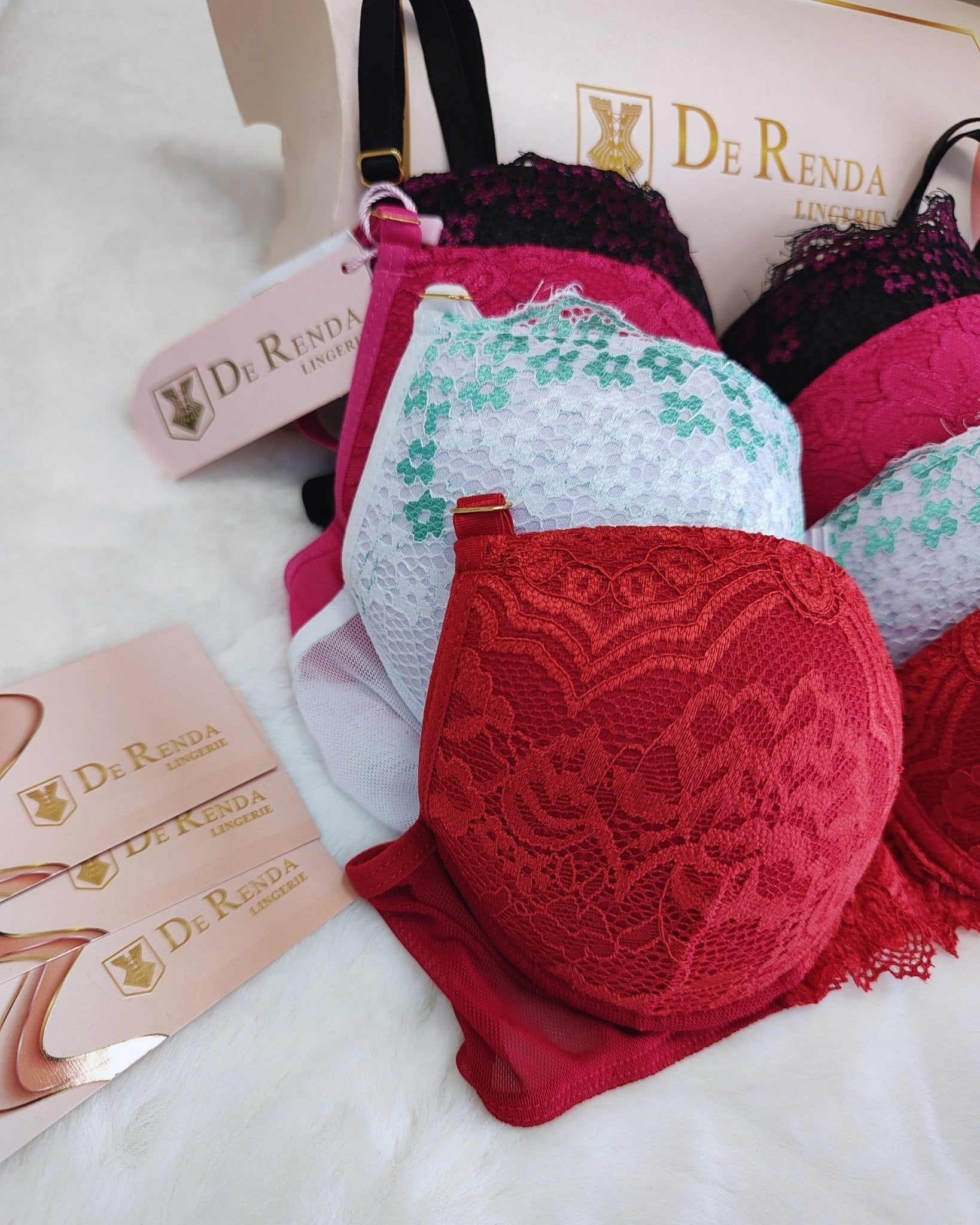 Conjunto Louise em Renda Chantilly e Acessórios Banhados a Ouro 24K - DE RENDA LINGERIE