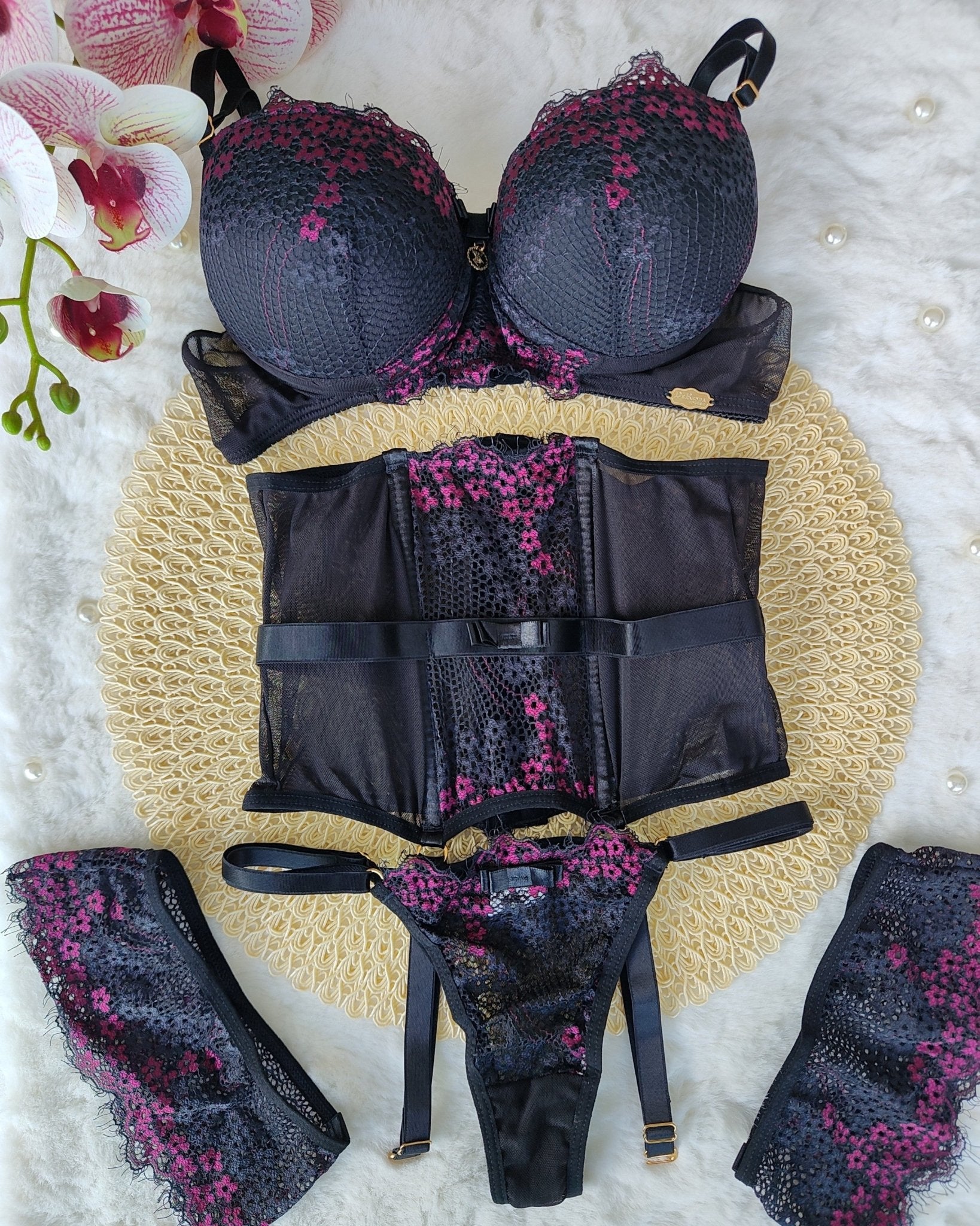 Conjunto Louise em Renda Chantilly e Acessórios Banhados a Ouro 24K - DE RENDA LINGERIE