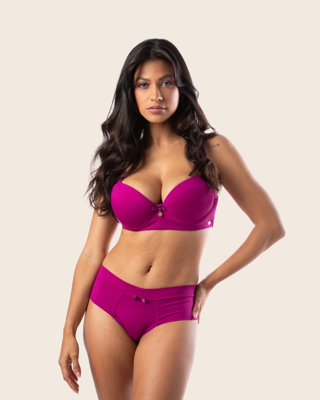 Modelo em lingerie fúcsia estampa a nova coleção básica da linha conforto: tendência em estilo e bem-estar