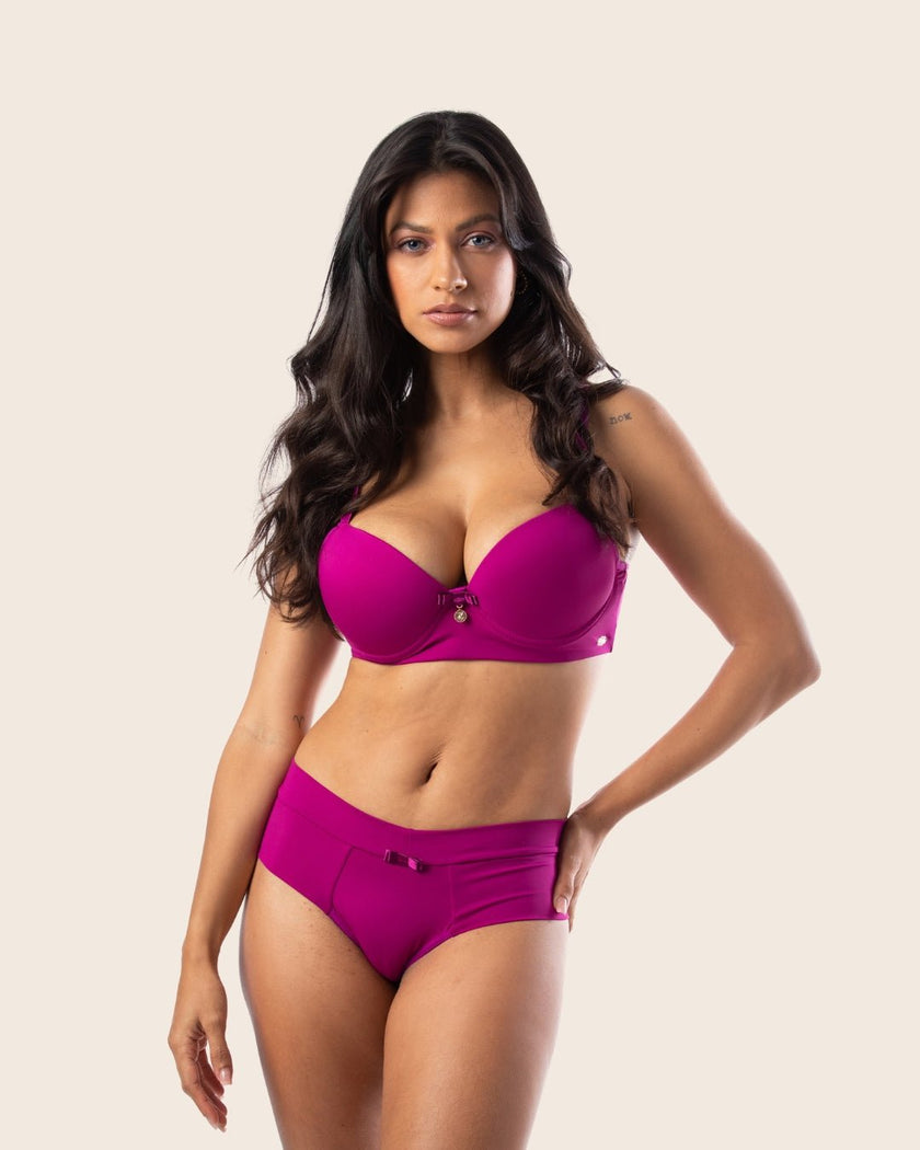 Modelo em lingerie fúcsia estampa a nova coleção básica da linha conforto: tendência em estilo e bem-estar