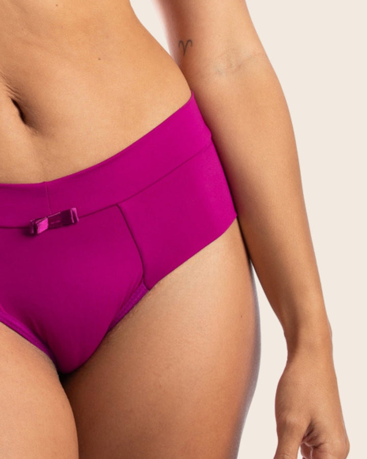 Modelo com calcinha boyshort fúcsia ilustra a capa da nossa coleção de calcinhas avulsas confortáveis e ousadas.