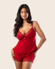 Modelo com short doll de liganete vermelho estampa a nova coleção de camisolas e short dolls da De Renda Lingerie